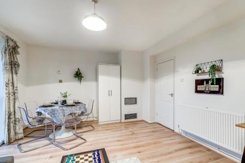 Central NW1 London Apartment! - Tap to explore photos