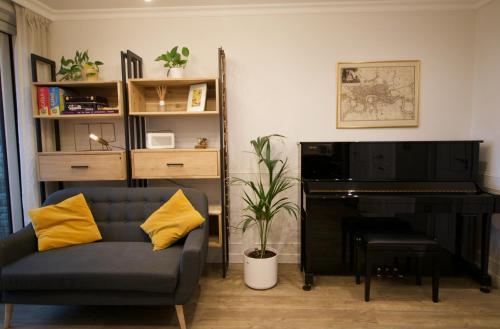 Luxury Surrey Quays Apartment - Tap to explore photos