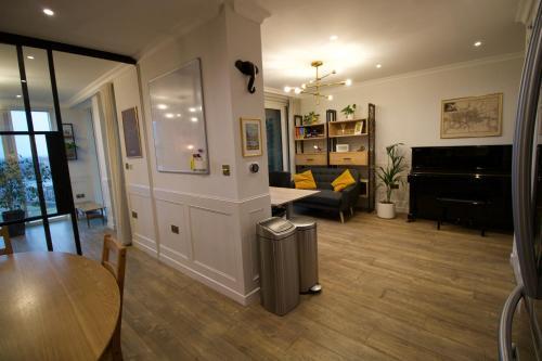 Luxury Surrey Quays Apartment - Tap to explore photos