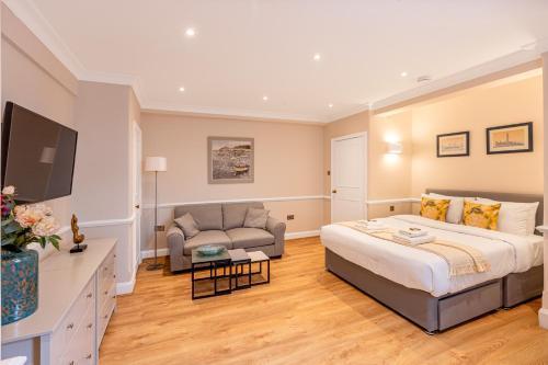 Charming Studio in Prestigious Chelsea - Tap to explore photos