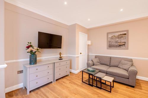 Charming Studio in Prestigious Chelsea - Tap to explore photos