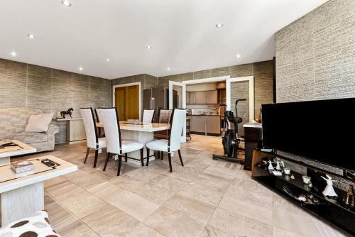 Luxury 2 Bed Apartment Close to Central London - Tap to explore photos