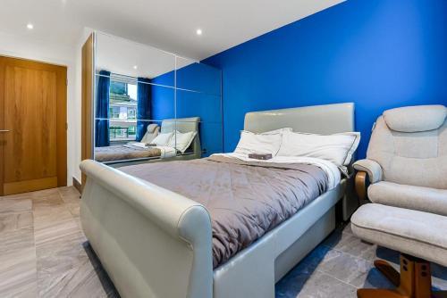 Luxury 2 Bed Apartment Close to Central London - Tap to explore photos