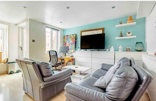 Central room in London - Tap to explore photos