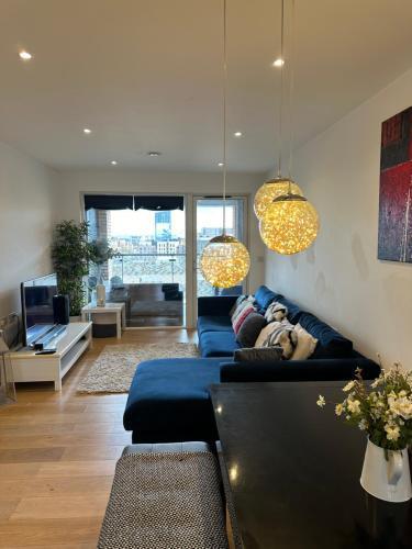 Luxury 3 bedroom flat in Stratford, London - Tap to explore photos
