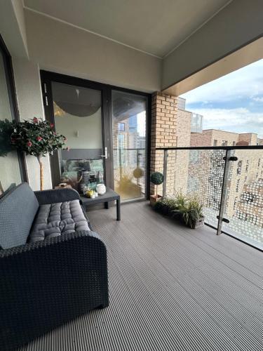 Luxury 3 bedroom flat in Stratford, London - Tap to explore photos