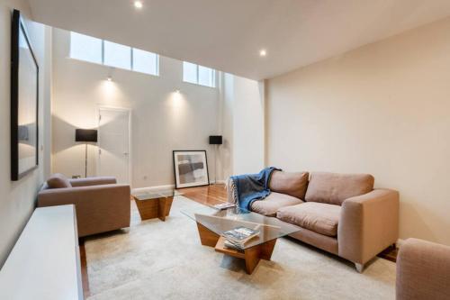 Luxury 2 bedroom flat in Holborn - Tap to explore photos