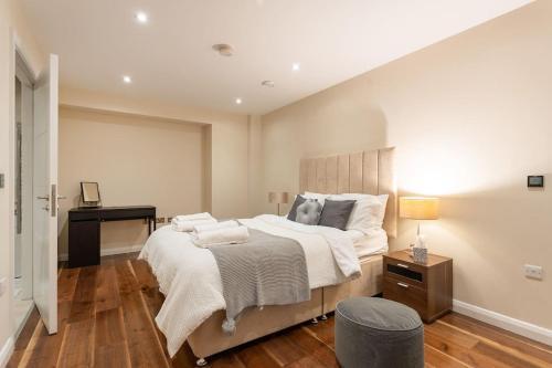 Luxury 2 bedroom flat in Holborn - Tap to explore photos