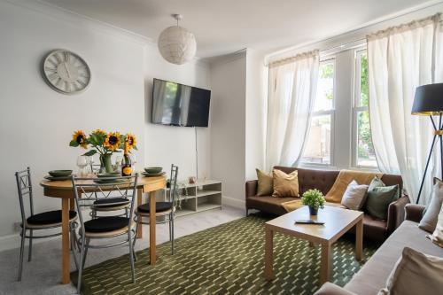 Charming Two-Bedroom Apartment in Fulham, London - Tap to explore photos