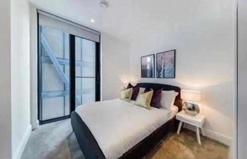 Luxury River Apartments- Parliament - Tap to explore photos