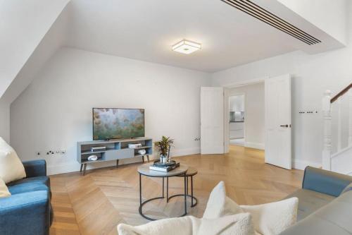 Luxury 3 Bed Flat in Kensington - Tap to explore photos