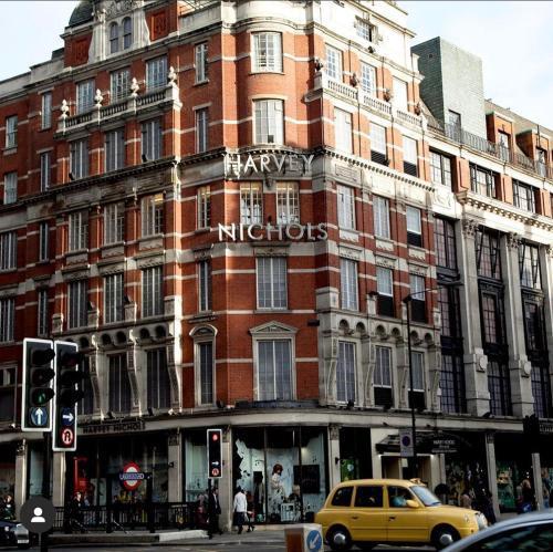 Luxury Knightsbridge apartment outside Harrods - Tap to explore photos