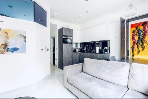 Luxury Knightsbridge apartment outside Harrods - Tap to explore photos
