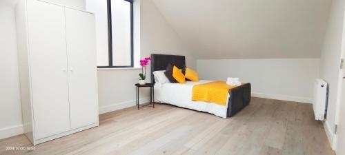 Luxurious and Modern 3b3b Apartment in Hammersmith - Tap to explore photos