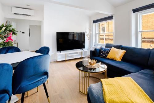 Modern 3 Bedroom and 2 Bathroom Apartment - Tap to explore photos