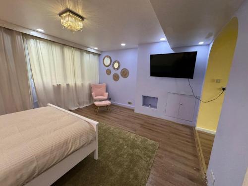 Charming Studio - Tap to explore photos