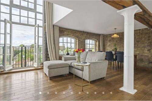 Luxury Artistic 2 Bedroom w/Balcony-Great Location Central London - Tap to explore photos