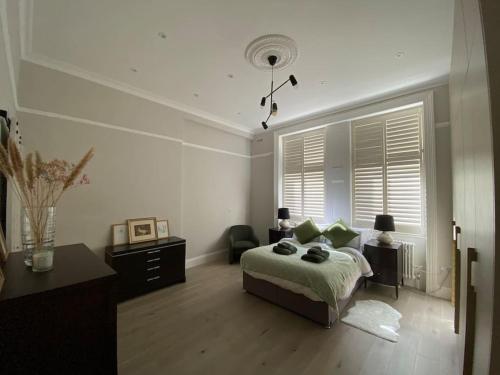 Luxury 2-Bed Flat with Garden in Hampstead Mansion - Tap to explore photos