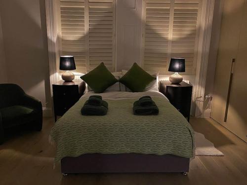 Luxury 2-Bed Flat with Garden in Hampstead Mansion - Tap to explore photos