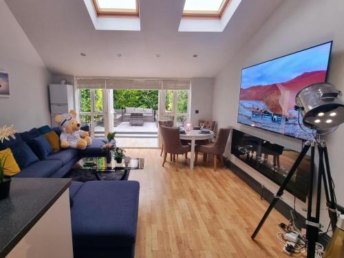 Chic Double Room, 20 mins to London, 1GB Internet - Tap to explore photos