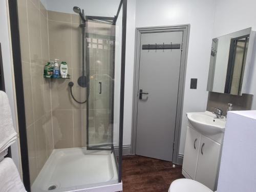Chic Double Room, 20 mins to London, 1GB Internet - Tap to explore photos
