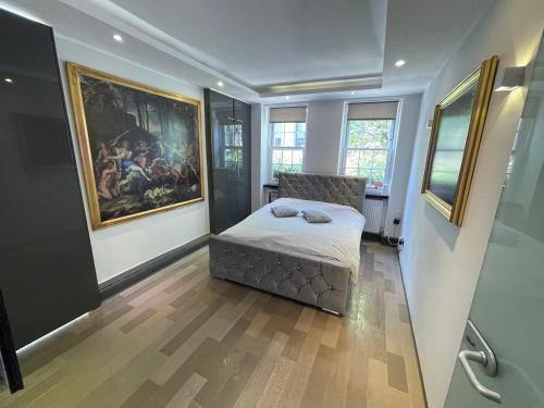 Covent Garden two bedroom flat - Tap to explore photos