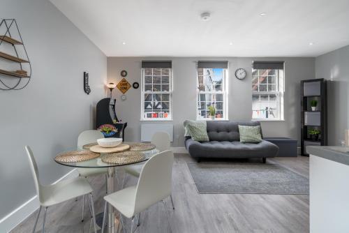 Luxury Flat with private terrace in the Heart of Kingston - Tap to explore photos