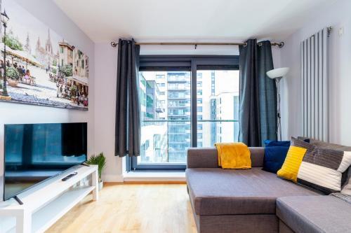 Comfy 2BR flat w balcony in Canary wharf - Tap to explore photos