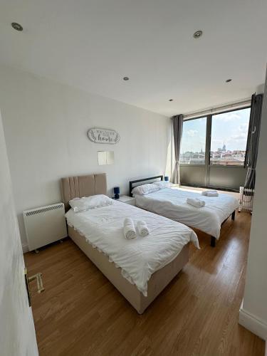 Cosy Entire Flat in Whitechapel - Tap to explore photos