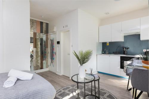 Modern & Cozy Studio, 15mins walk to Notting Hill! 2 - Tap to explore photos