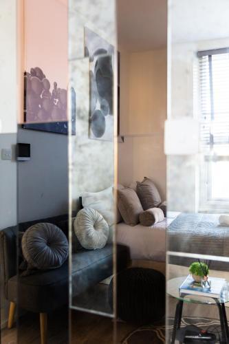 Modern & Cozy Studio, 15mins walk to Notting Hill! 2 - Tap to explore photos