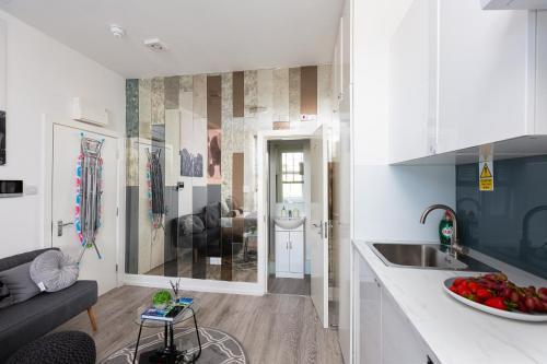 Modern & Cozy Studio, 15mins walk to Notting Hill! 2 - Tap to explore photos