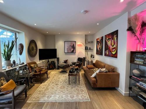cozy 1 bedroom flat in Soho - Tap to explore photos