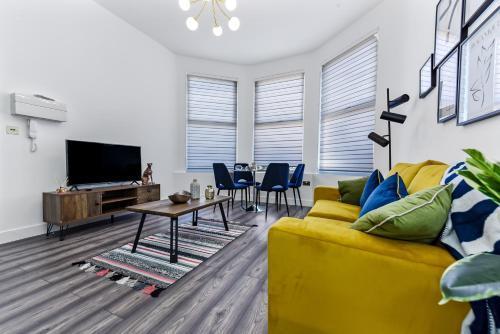 Comfy and Contemporary One Bedroom Flat - Tap to explore photos