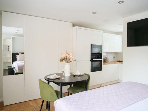 Cosy studio apartment in London - Tap to explore photos