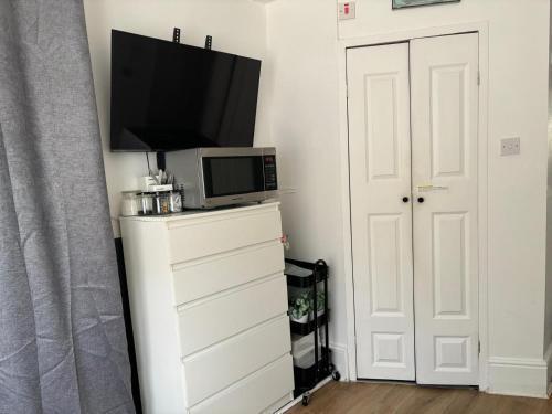 Comfy stay in Wandsworth Town - Tap to explore photos