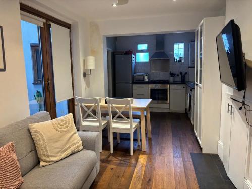 Comfy stay in Wandsworth Town - Tap to explore photos