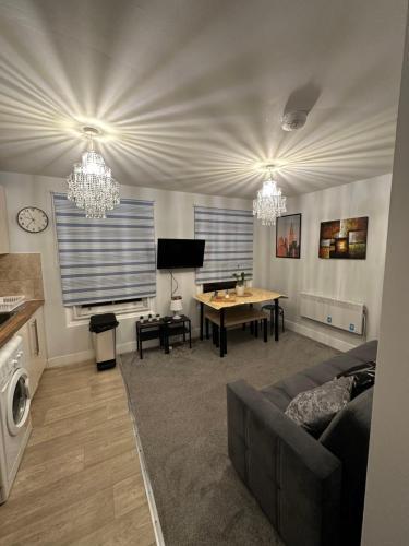 Cosy 2 BEDROOMS Apartment - Tap to explore photos