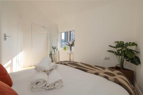 Cosy 1 Bedroom Top Floor Apartment on Edgware Road - Tap to explore photos