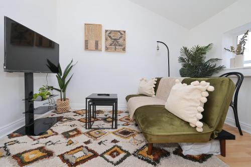 Cosy 1 Bedroom Top Floor Apartment on Edgware Road - Tap to explore photos
