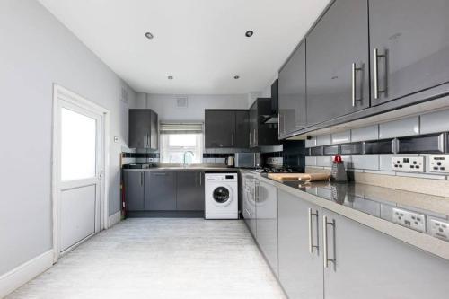 Cozy 4 bedroom home in Hackney, London - Tap to explore photos