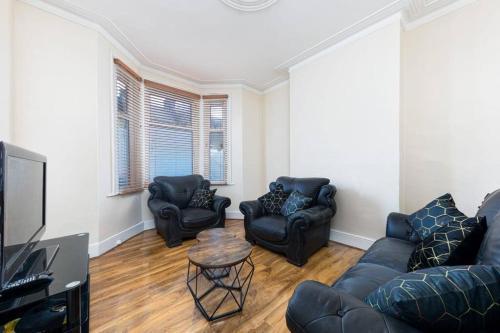 Cozy 4 bedroom home in Hackney, London - Tap to explore photos