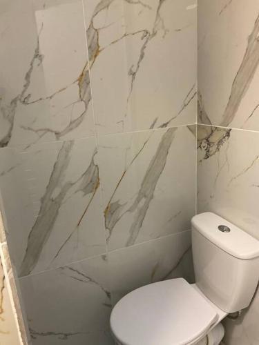 Studi5 Cozy Urban Studio with Modern Amenities in Prime Location - Tap to explore photos