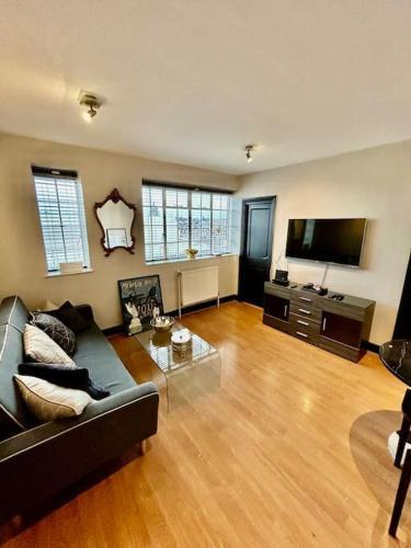 Chelsea Cloisters - One Bedroom Serviced Apartment - Tap to explore photos