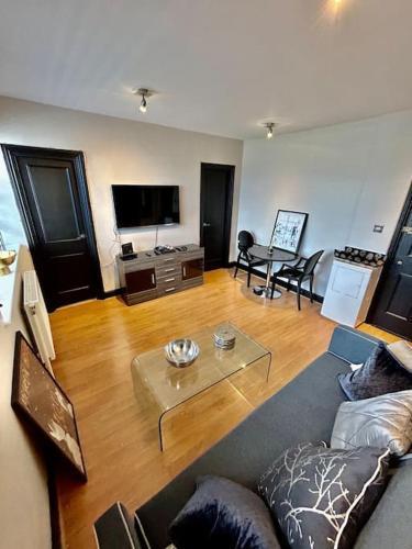 Chelsea Cloisters - One Bedroom Serviced Apartment - Tap to explore photos