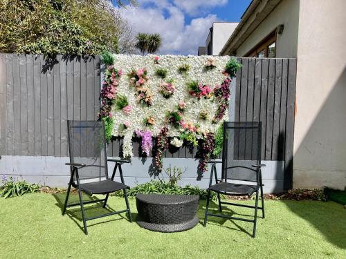 Cosy Modern Family Home Free Parking Garden - Tap to explore photos