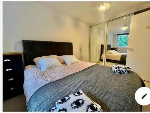 Cosy Apartment Westbourne Park - Tap to explore photos
