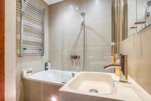 Modern 2 bedrooms 2bathrooms behind Nobu hotel - Tap to explore photos