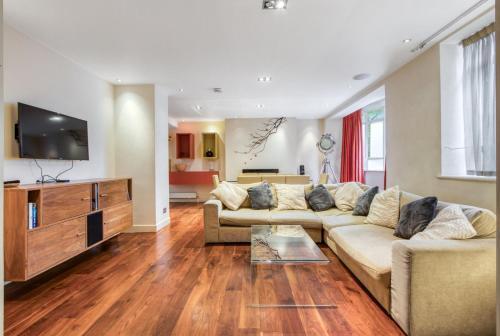 Modern 2 bedrooms 2bathrooms behind Nobu hotel - Tap to explore photos