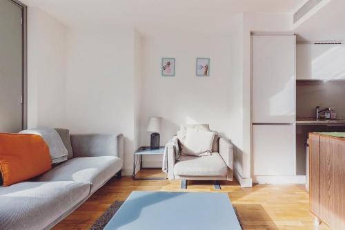 Modern 1 bed apartment at heart of Canary Wharf - Tap to explore photos